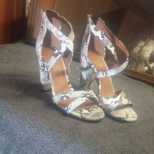 Size 9 X2B Black and White High Heels